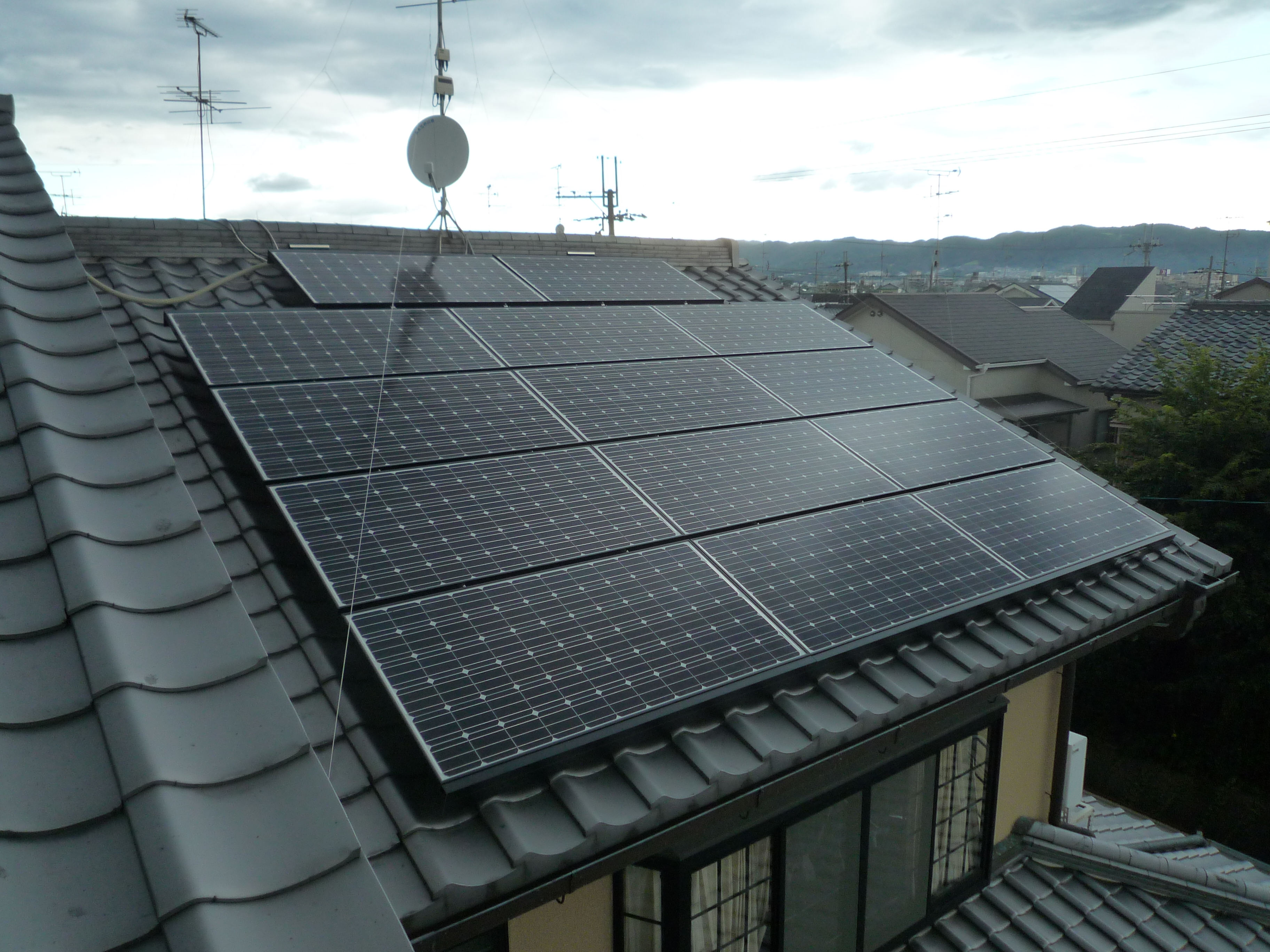 和瓦に太陽光発電