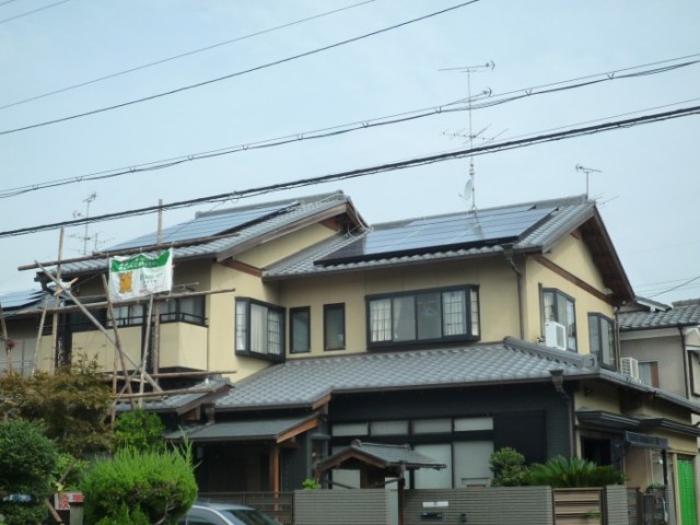 和瓦に太陽光発電